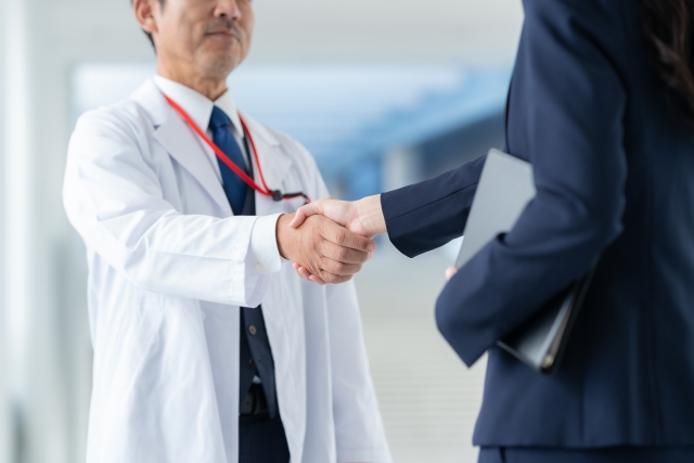 仲介手数料なしでサポート　医療機関や企業をサポート